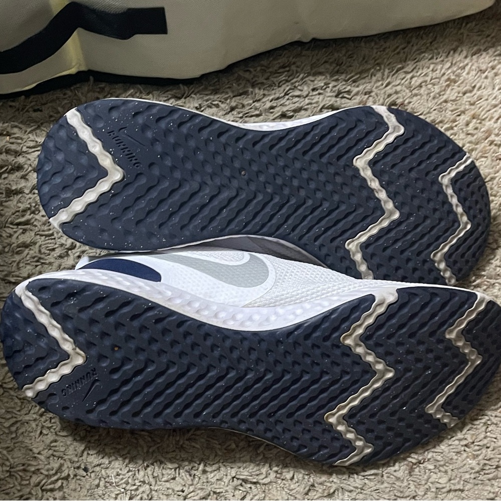Nike White and Blue Athletic Shoes with Modern Comfort - Picture 4 of 5